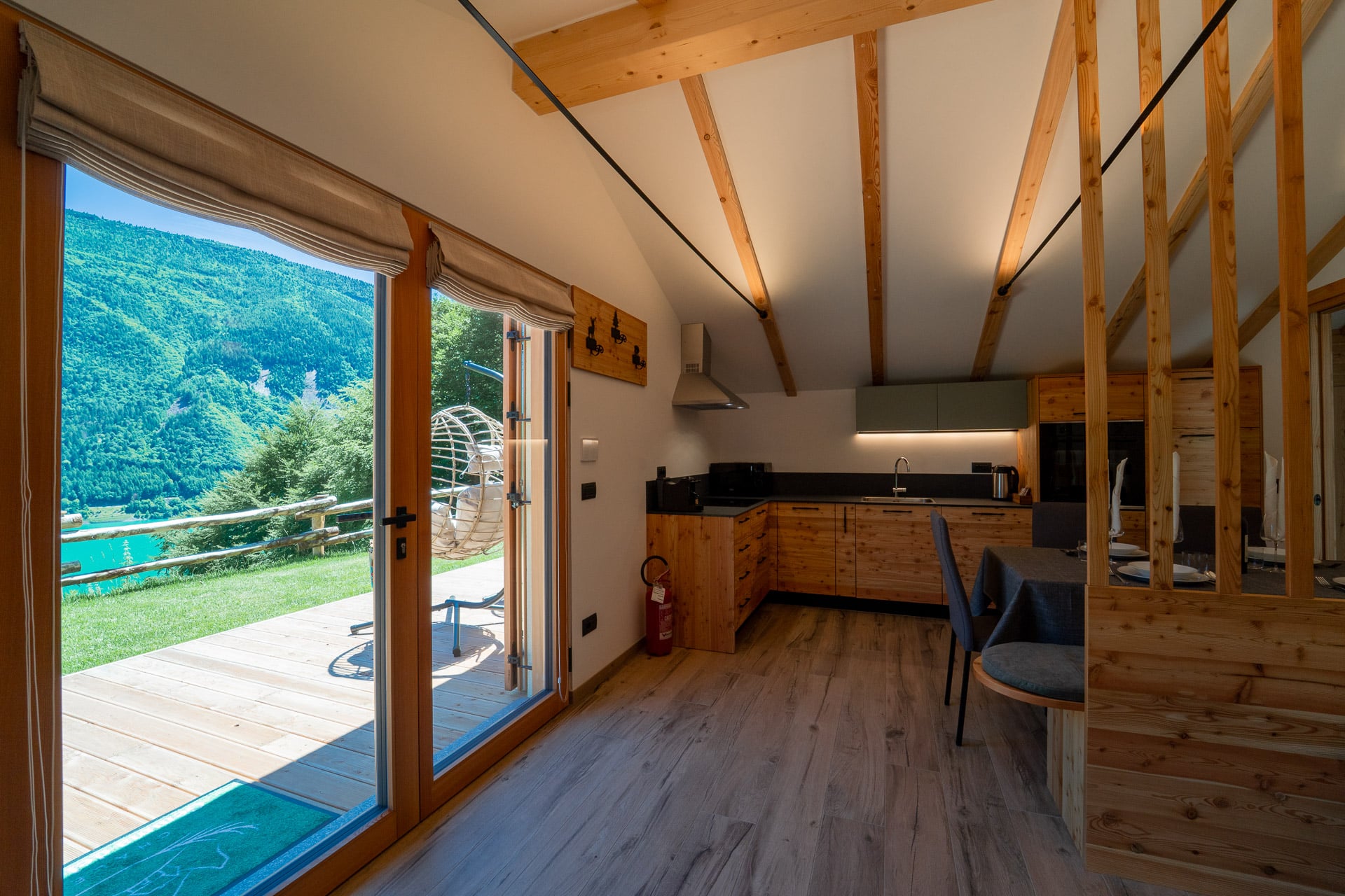 Zona giorno luminosa dello chalet con vista sul lago